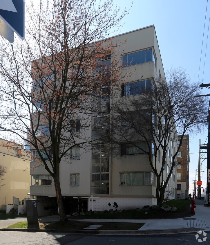 Building Photo - 1080 Barclay St