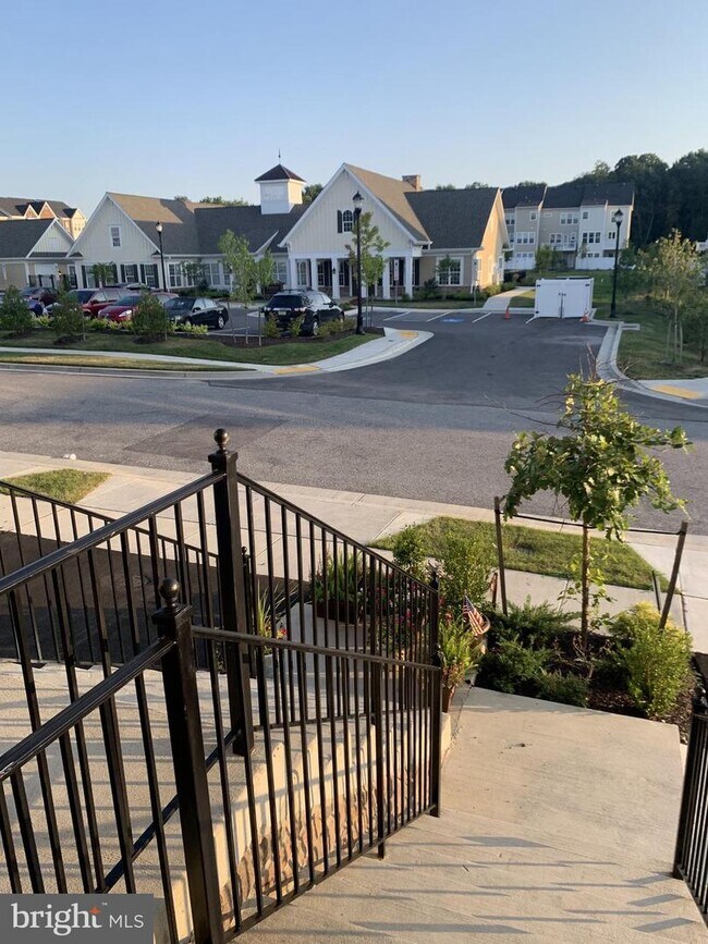 Building Photo - 8257 Meadowood Dr