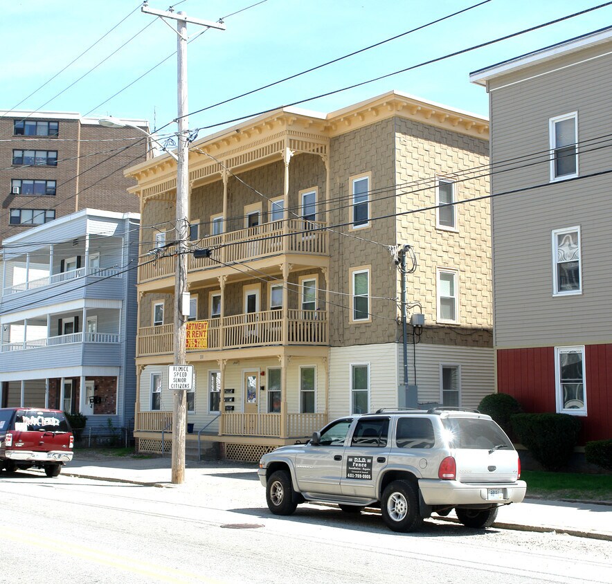 Foto del edificio - 379 E School St