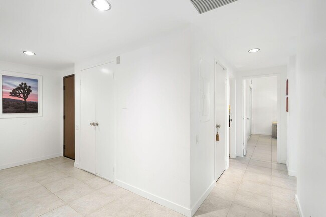 Building Photo - 899 Island Dr
