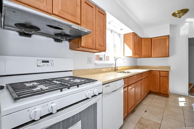 Foto del edificio - 84-40-84150 150th St