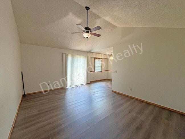 Foto del edificio - Cozy 2 Bed, 1 Bath Home with Attached Garage Available!