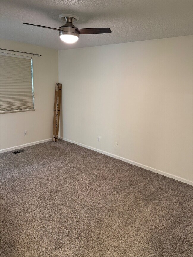 Building Photo - "Spacious 4-Bed Lakewood Gem with Hardwood Floors, Finished Basement & Fireplace - 2970 Sq Ft!"