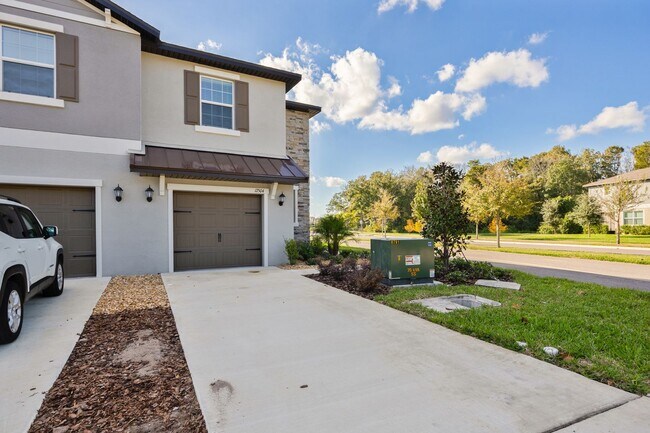 Foto del edificio - Brand New End Unit Townhome in Angeline Co...