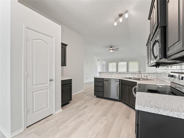 Foto del edificio - 912 Hidden Oaks Dr