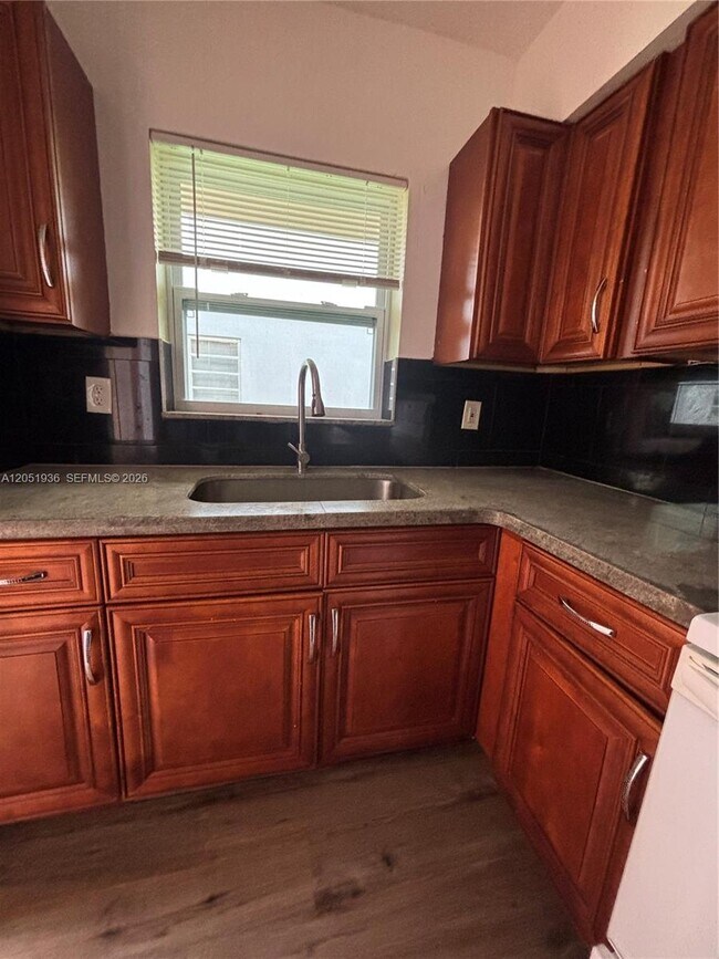 Foto del edificio - 6631 SW 18th St