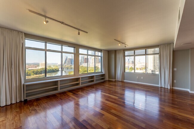 Building Photo - Luxury 2 bedroom, 2.5 bathroom Downtown Condo with Panoramic Views!!!