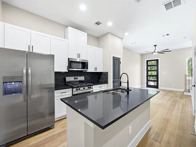 Foto del edificio - 6103 Shotwell St