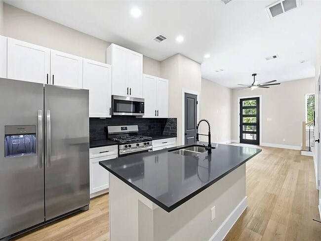 Photo - 6103 Shotwell St (Houston, TX) Apartment