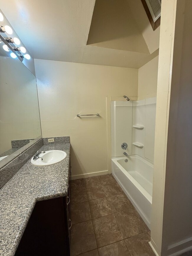 Photo - Beautiful Studio For Rent. Great Location ... House