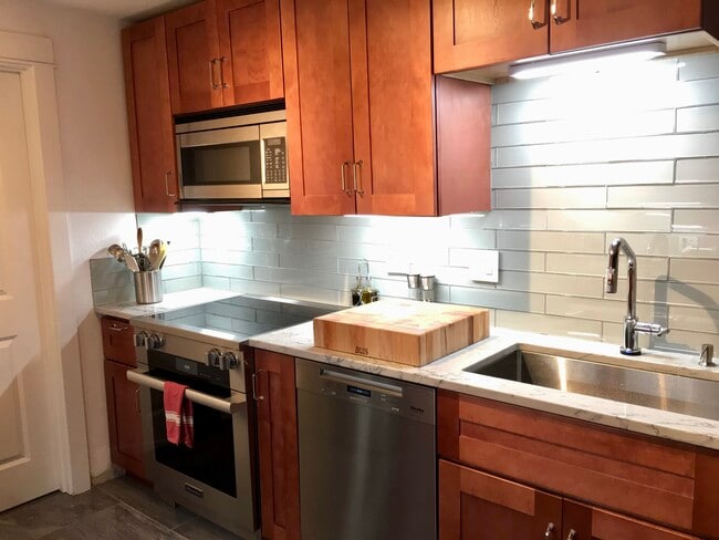 Kitchen - 718 Kirkland Cir