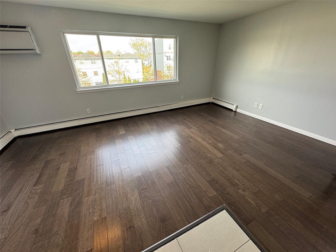 Foto principal - 103 White Plains Rd
