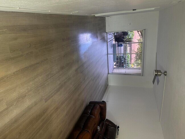 Foto del edificio - 3550 NW 104th Ave