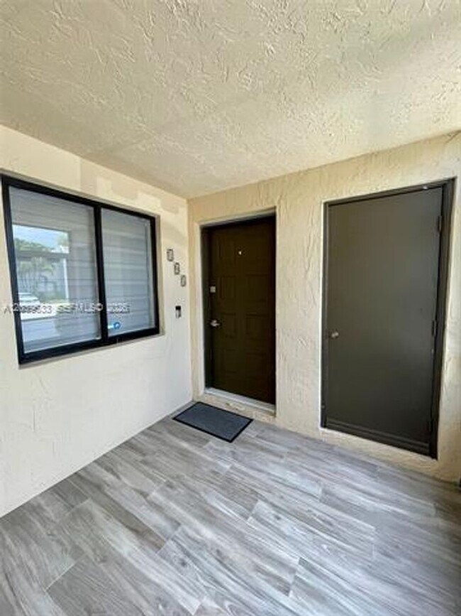 Foto del edificio - 16461 Blatt Blvd