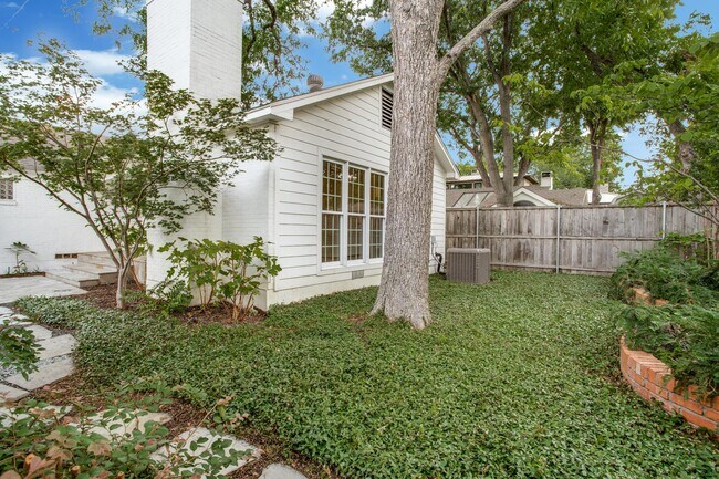 Foto del edificio - 5723 Southwestern Blvd