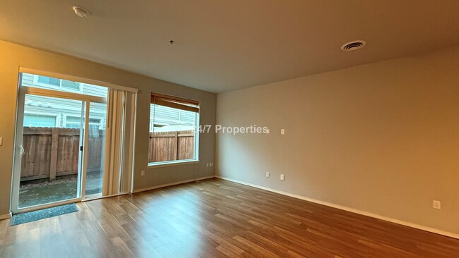 Foto del edificio - Nice 3BD I 2BA Townhome - Hillsboro!