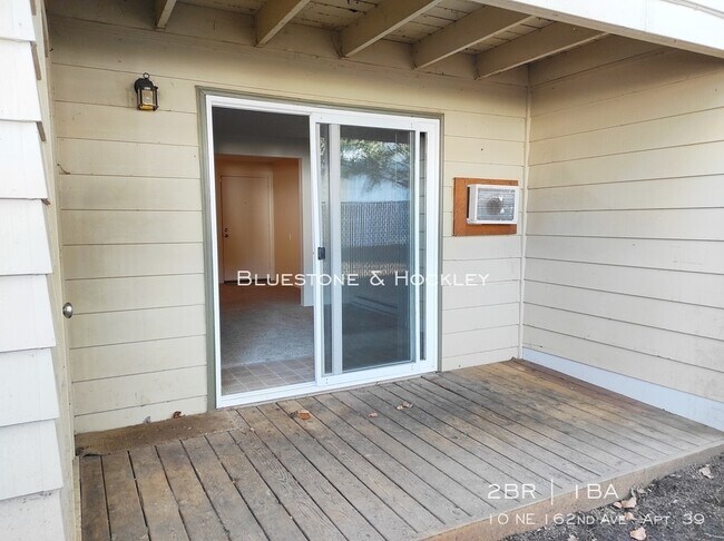 Building Photo - 10 NE 162nd Ave