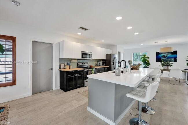 Foto del edificio - 3 br, 2 bath House - 4104 Larch Ave