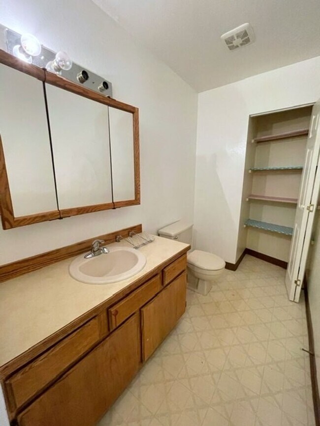 Foto del edificio - RARE FIND! Spacious and bright three bedroom apartment in South Anchorage with in unit laundry, f...