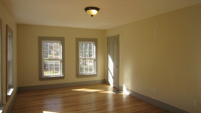 Foto del edificio - 403 Stebbins Rd