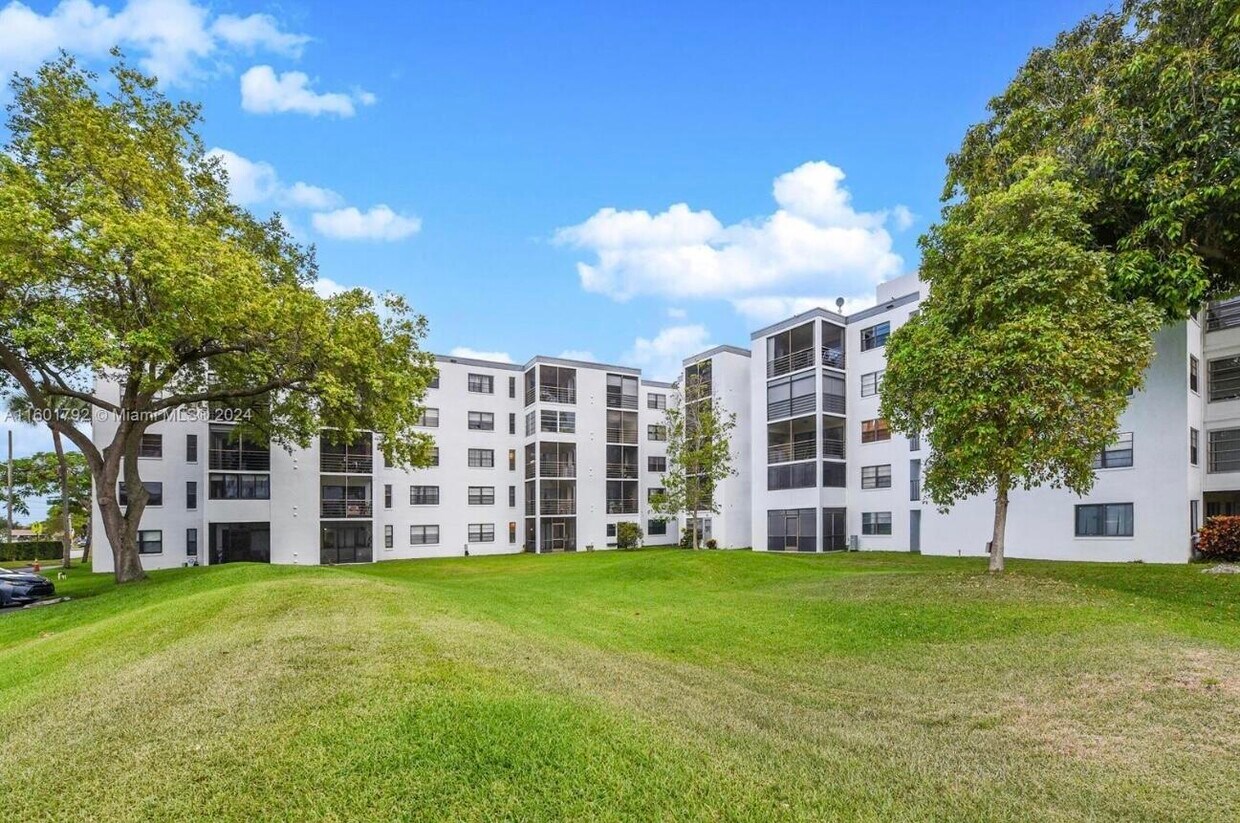 Foto principal - 9235 SW 8th St