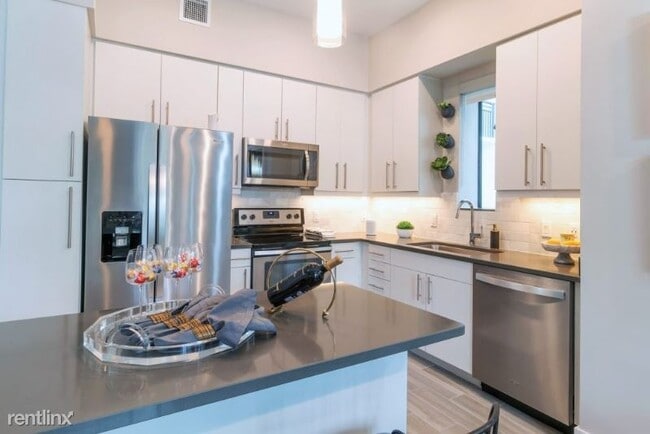 Building Photo - 2 br, 2 bath Apartment - 301 NE 3rd Ave