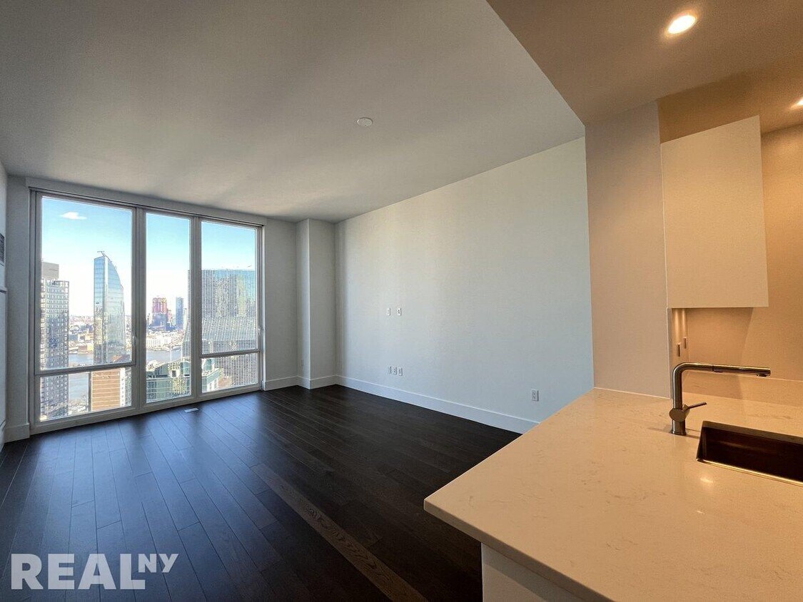 Primary Photo - 222 East 44th Street