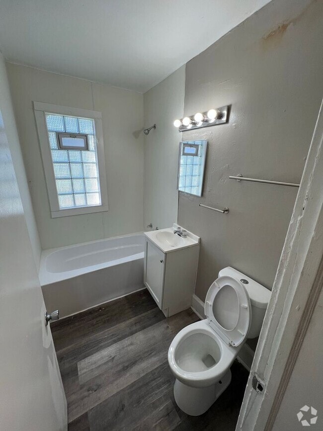 Building Photo - 502-504 N 32nd St. (4 Unit) (ACE PROPERTY)
