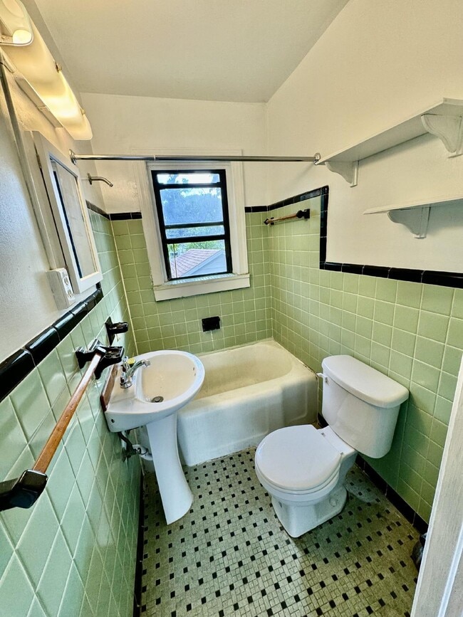 Building Photo - 1/1 Available for Rent in Riverside