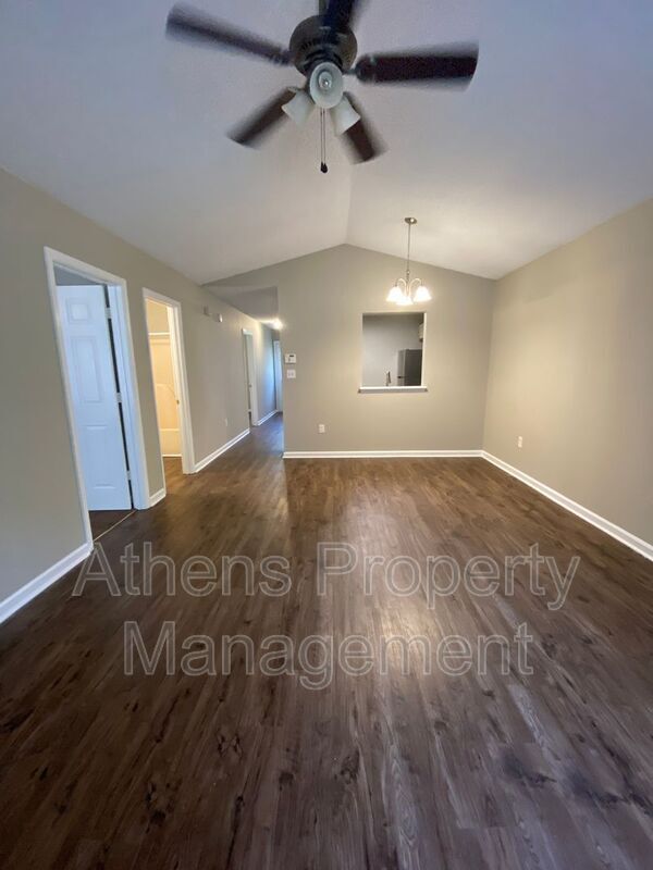Foto del edificio - 107 Cameron Ct