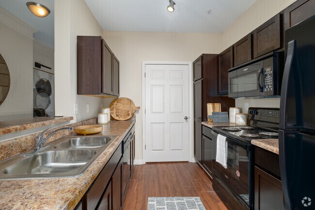 The Egret - 2 habitaciones, 2 baños - 1086 pies cuadrados - Cocina - River Run Apartment Homes