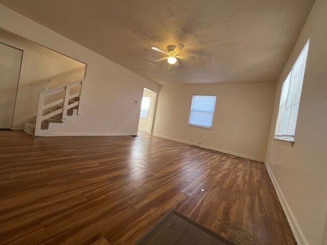 Building Photo - 3 bedroom 1 bathroom single family home in...