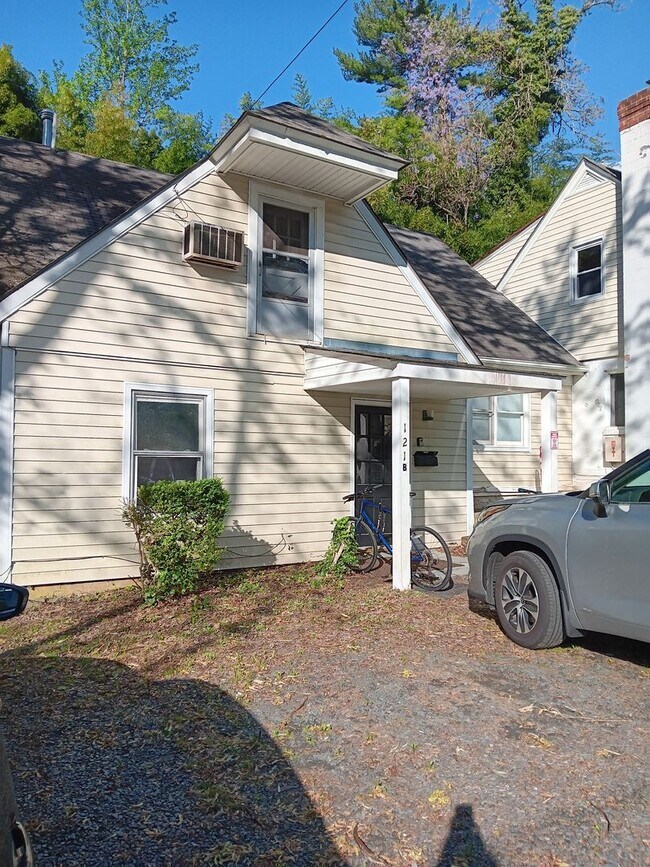 Building Photo - 2027-2028 Heart of the UVA Area 5 Bdrm / 2 Bath PARKING INCLUDED