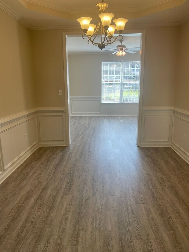Foto del edificio - Beautiful Townhome Across Street From Jones Creek Golf Club