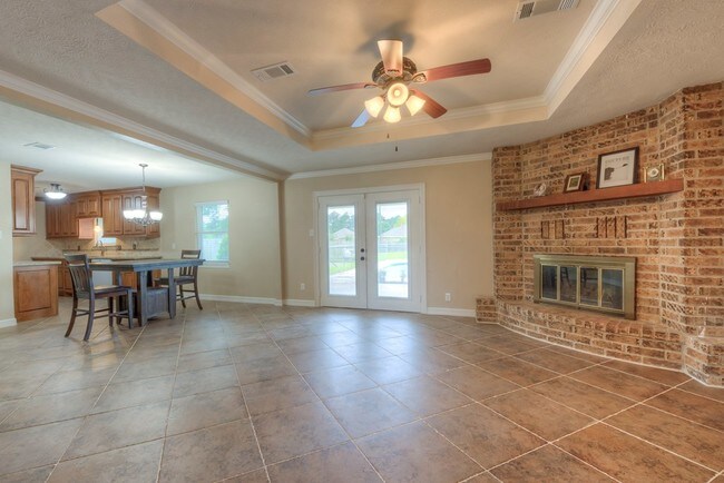 Building Photo - 7549 San Bruno St