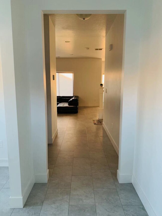 Building Photo - 2215 W Northridge Dr