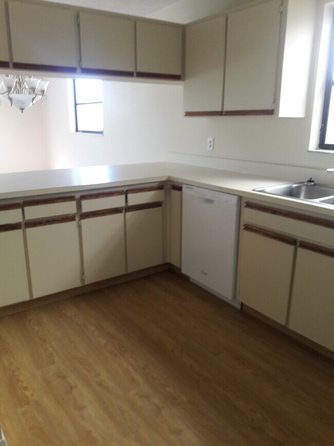 Building Photo - 2033 McMullen Ave