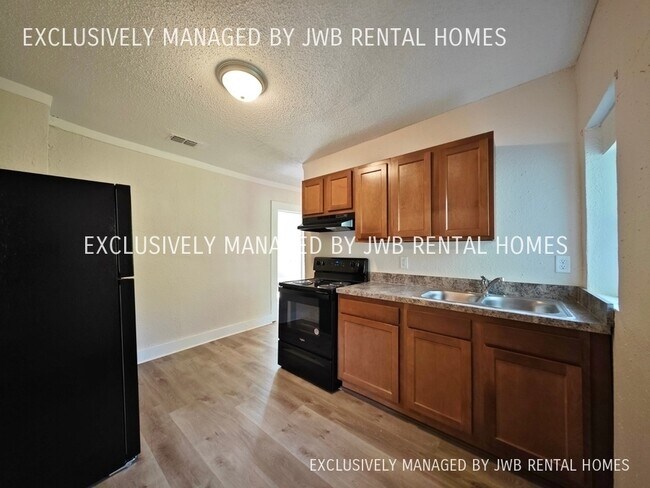 Foto del edificio - 1586 W 17th St