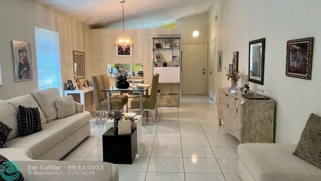Foto del edificio - 8279 Summerbreeze Ln