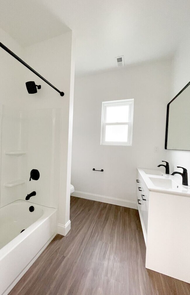 Foto del edificio - Available August - ABSOLUTELY STUNNING 4 B...