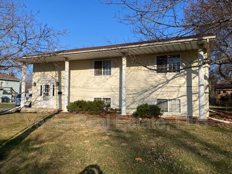 1122 West Ave Unit Upper, Normal, IL 61761 Condo for Rent in Normal