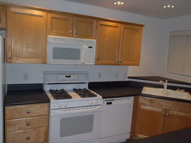 Building Photo - COMING SOON! 2-Bedroom, 2-Bathroom Summit ...