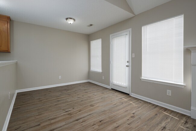 Building Photo - 227 Mountain Creek Dr