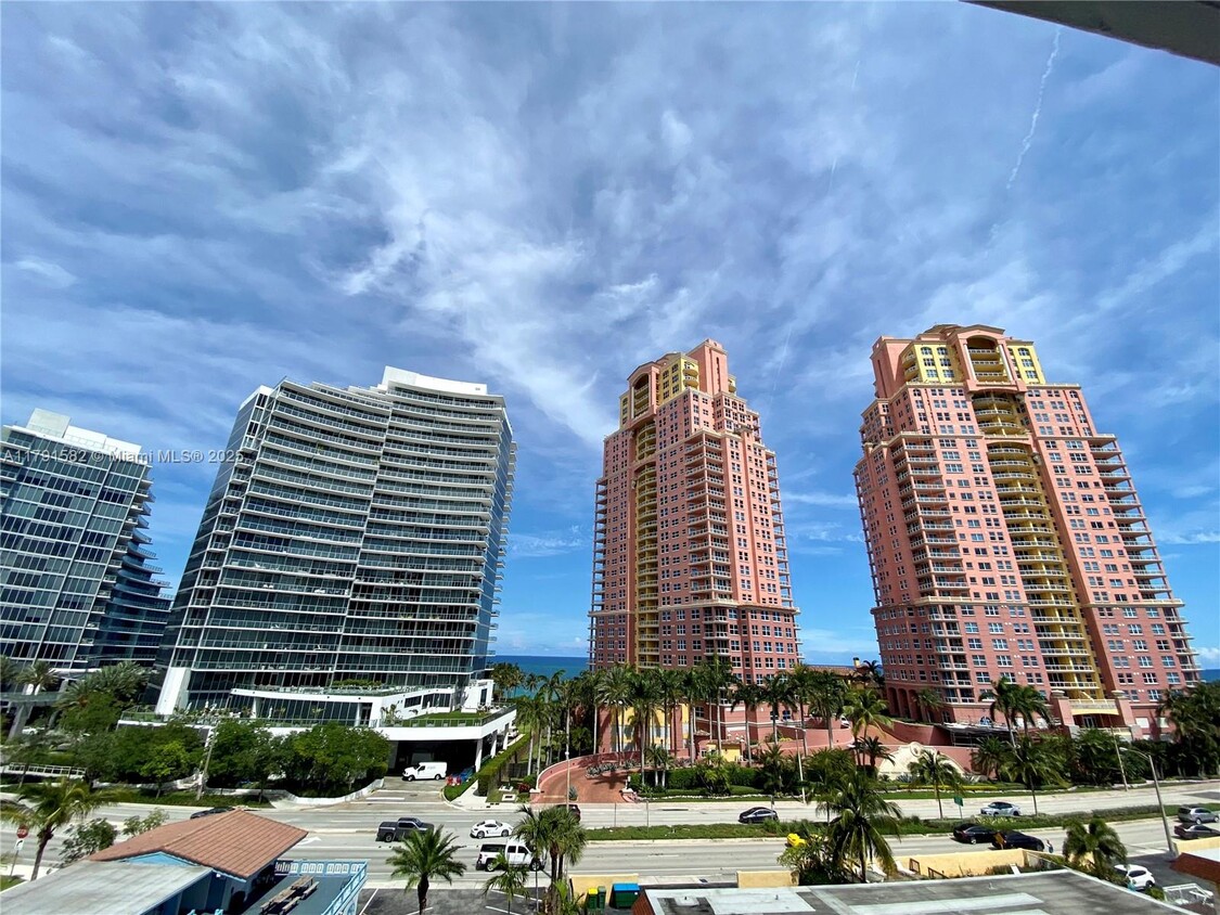 Foto principal - 2200 NE 33rd Ave