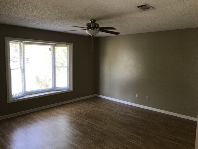 Foto del edificio - Spacious 3-Bedroom Home with Fenced Yard -...