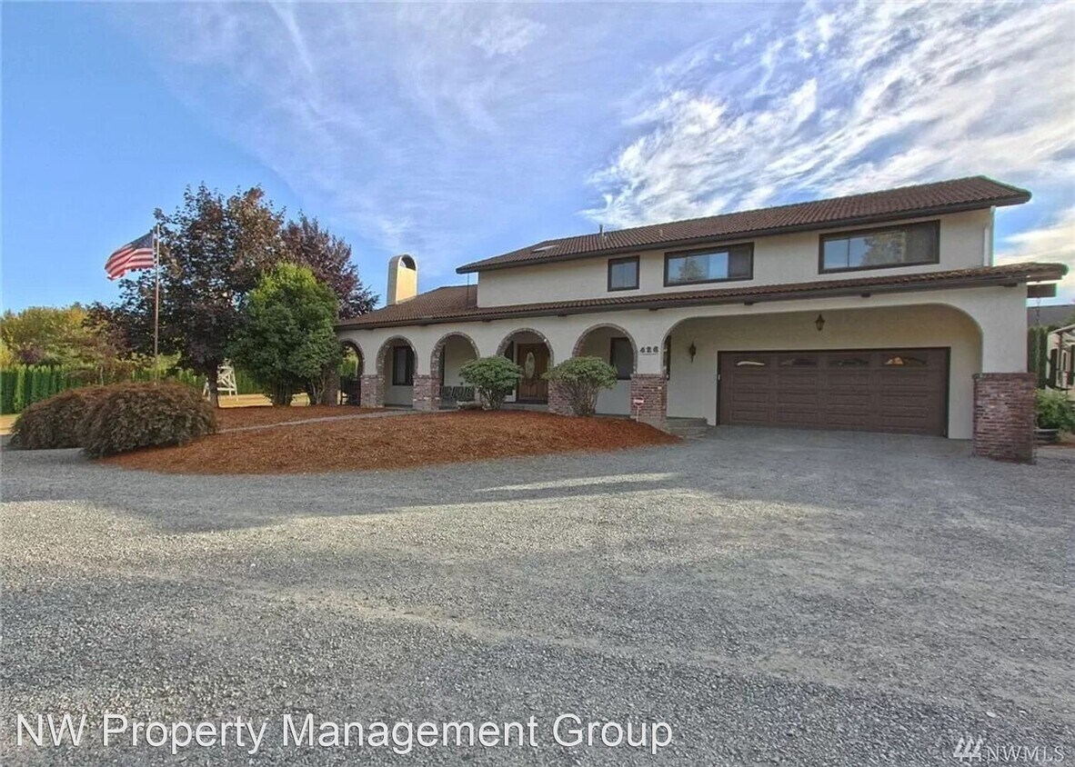 Primary Photo - 4 br, 2.5 bath House - 426 N Davies Road