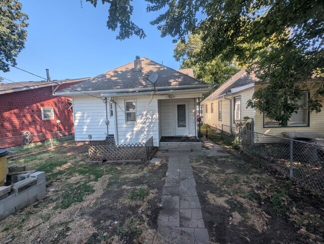 Building Photo - 2622 Monterey St