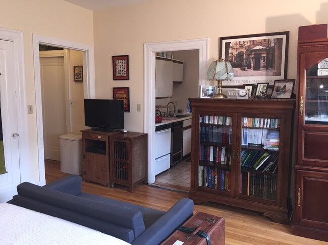 Living Quarter Leads From An Entrance Foyer - 1091 Boylston St