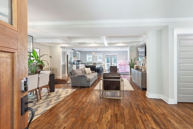 Foto del edificio - Gorgeous 4/3.5 w/ Bedroom on Main & Large,...