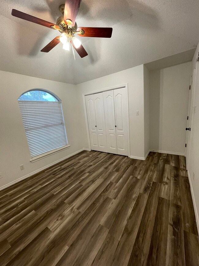 Building Photo - 1502 Summit Dr
